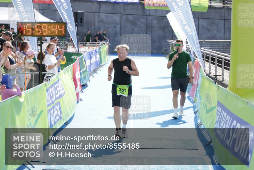 10.08.2025 - GEWOBA Citytriathlon Bremen H.Heesch http://msf.ph/oto/8555485 10.08.2025 15:59:48 Ziel 284 meine-sportfotos.de
