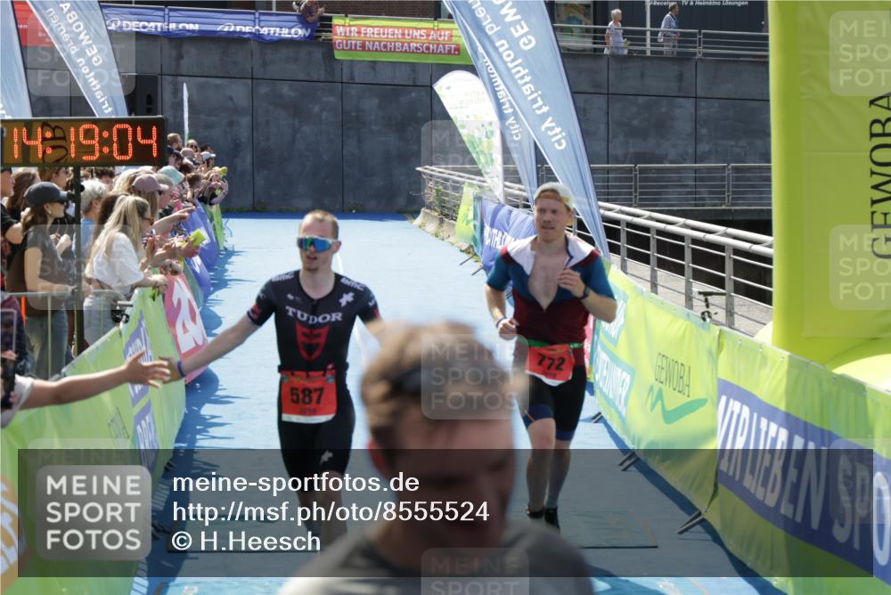10.08.2025 - GEWOBA Citytriathlon Bremen H.Heesch http://msf.ph/oto/8555524 10.08.2025 14:19:07 Ziel 587, 772, 1016 meine-sportfotos.de