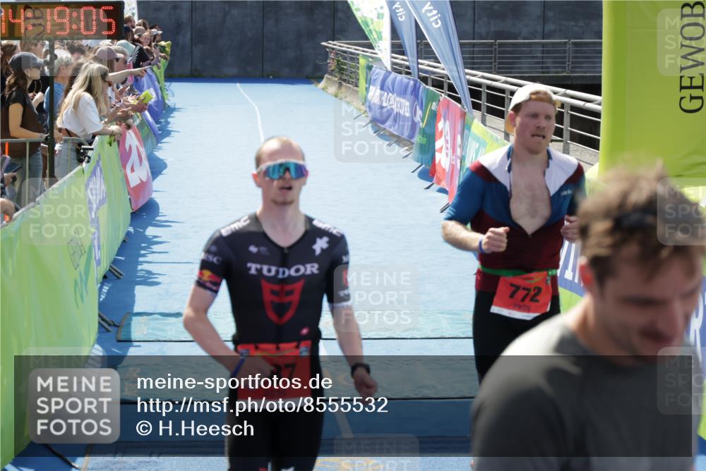 10.08.2025 - GEWOBA Citytriathlon Bremen H.Heesch http://msf.ph/oto/8555532 10.08.2025 14:19:08 Ziel 587, 772, 1016 meine-sportfotos.de