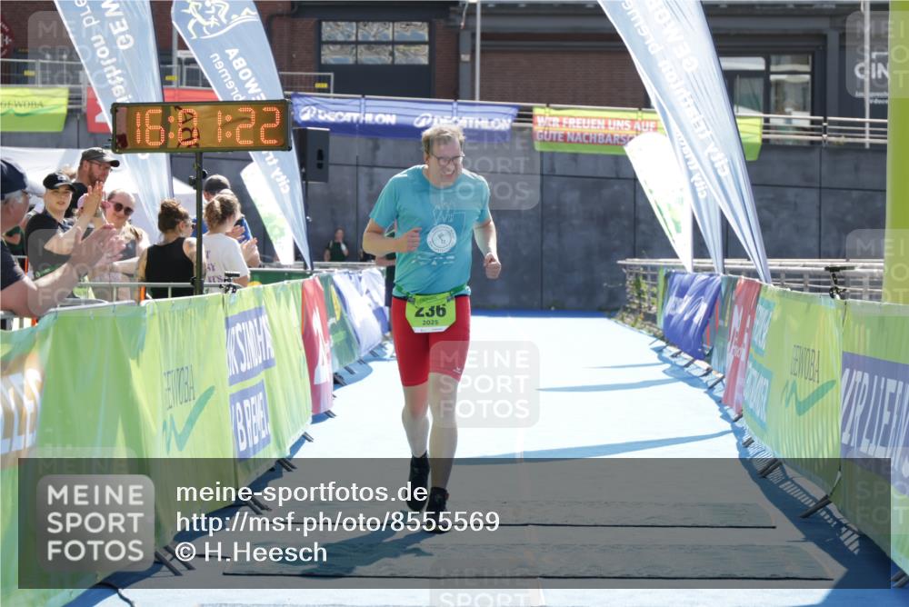 10.08.2025 - GEWOBA Citytriathlon Bremen H.Heesch http://msf.ph/oto/8555569 10.08.2025 16:01:26 Ziel 236 meine-sportfotos.de