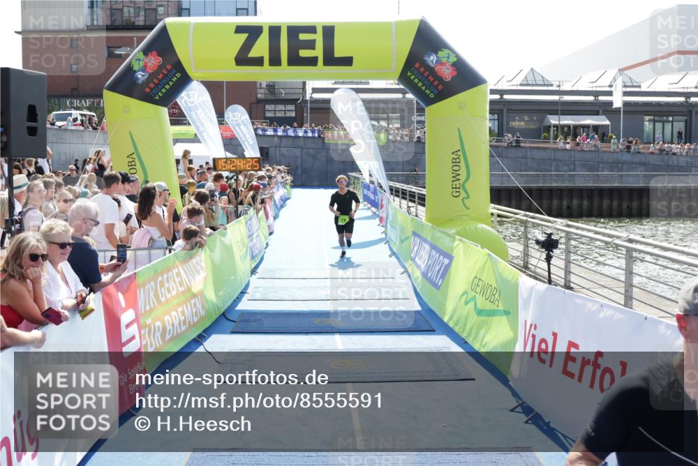 10.08.2025 - GEWOBA Citytriathlon Bremen H.Heesch http://msf.ph/oto/8555591 10.08.2025 15:24:29 Ziel 19, 325, 346 meine-sportfotos.de