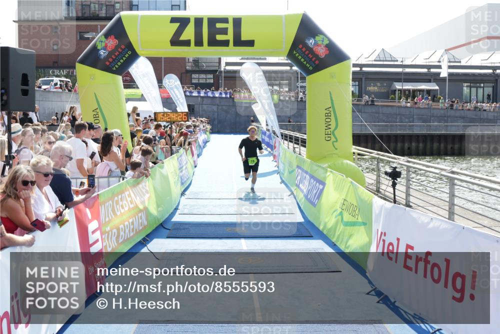 10.08.2025 - GEWOBA Citytriathlon Bremen H.Heesch http://msf.ph/oto/8555593 10.08.2025 15:24:30 Ziel 19, 325, 346 meine-sportfotos.de