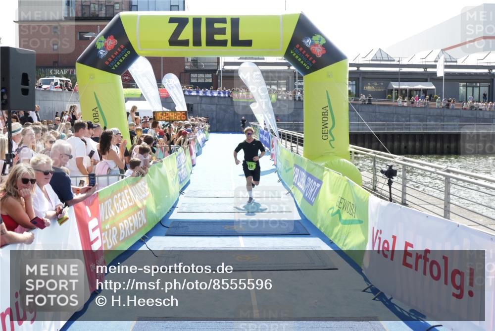 10.08.2025 - GEWOBA Citytriathlon Bremen H.Heesch http://msf.ph/oto/8555596 10.08.2025 15:24:30 Ziel 19, 325, 346 meine-sportfotos.de