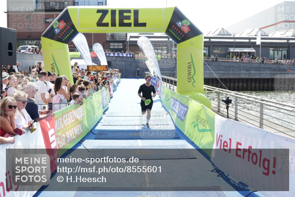 10.08.2025 - GEWOBA Citytriathlon Bremen H.Heesch http://msf.ph/oto/8555601 10.08.2025 15:24:30 Ziel 19, 325, 346 meine-sportfotos.de
