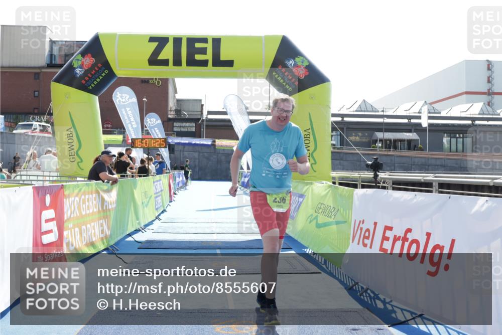 10.08.2025 - GEWOBA Citytriathlon Bremen H.Heesch http://msf.ph/oto/8555607 10.08.2025 16:01:29 Ziel 236 meine-sportfotos.de