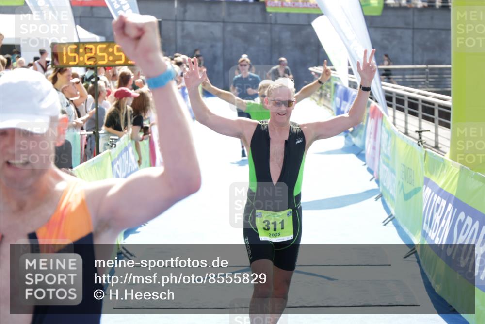 10.08.2025 - GEWOBA Citytriathlon Bremen H.Heesch http://msf.ph/oto/8555829 10.08.2025 15:25:59 Ziel 29, 298, 311, 323 meine-sportfotos.de