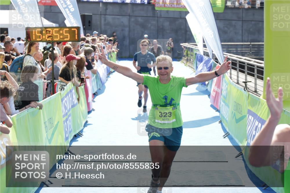 10.08.2025 - GEWOBA Citytriathlon Bremen H.Heesch http://msf.ph/oto/8555835 10.08.2025 15:26:01 Ziel 29, 298, 323 meine-sportfotos.de