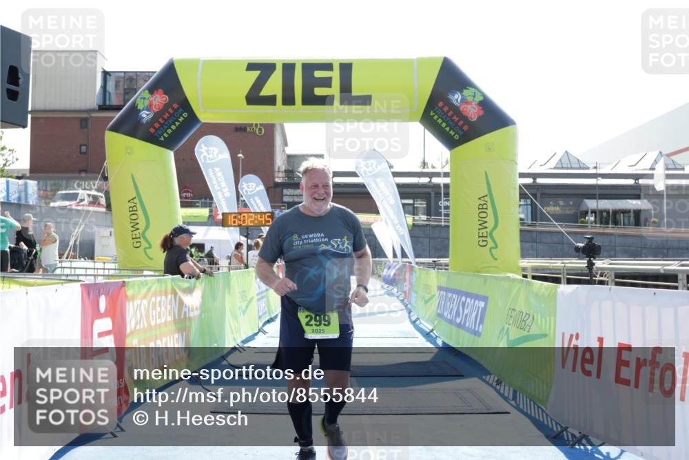 10.08.2025 - GEWOBA Citytriathlon Bremen H.Heesch http://msf.ph/oto/8555844 10.08.2025 16:02:49 Ziel 299 meine-sportfotos.de