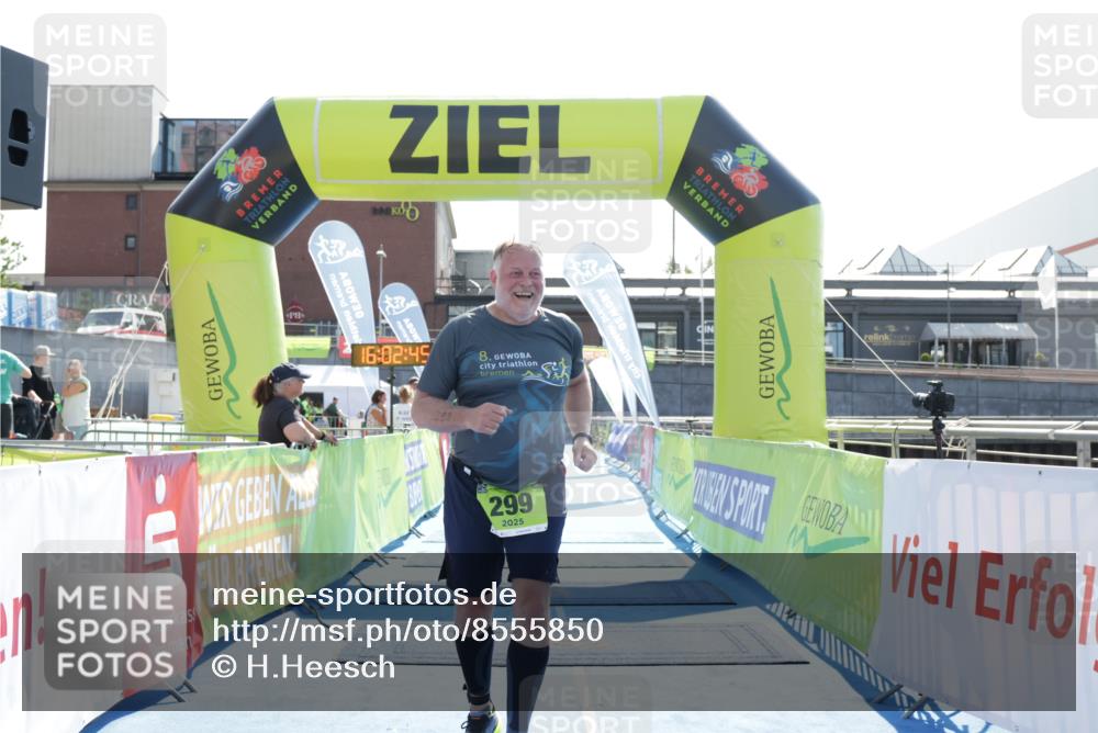 10.08.2025 - GEWOBA Citytriathlon Bremen H.Heesch http://msf.ph/oto/8555850 10.08.2025 16:02:49 Ziel 299 meine-sportfotos.de