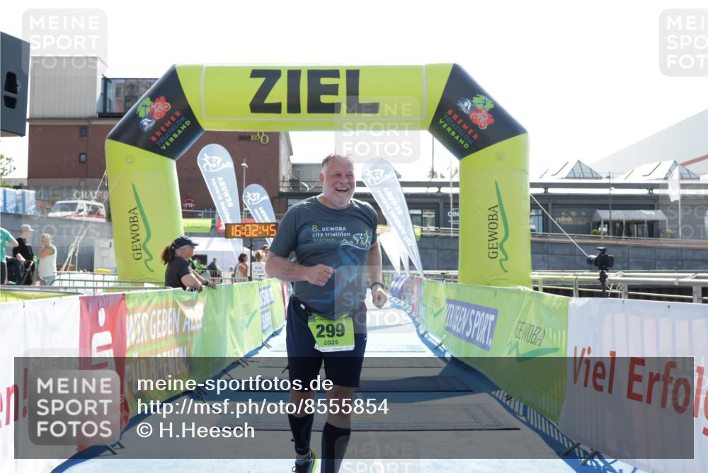10.08.2025 - GEWOBA Citytriathlon Bremen H.Heesch http://msf.ph/oto/8555854 10.08.2025 16:02:49 Ziel 299 meine-sportfotos.de