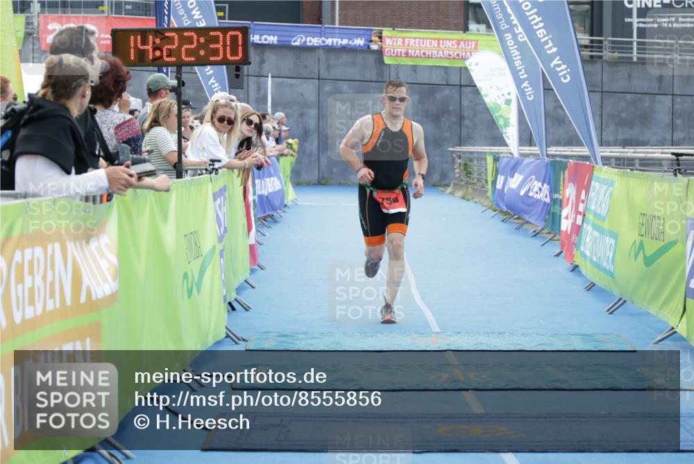 10.08.2025 - GEWOBA Citytriathlon Bremen H.Heesch http://msf.ph/oto/8555856 10.08.2025 14:22:33 Ziel 689, 758 meine-sportfotos.de