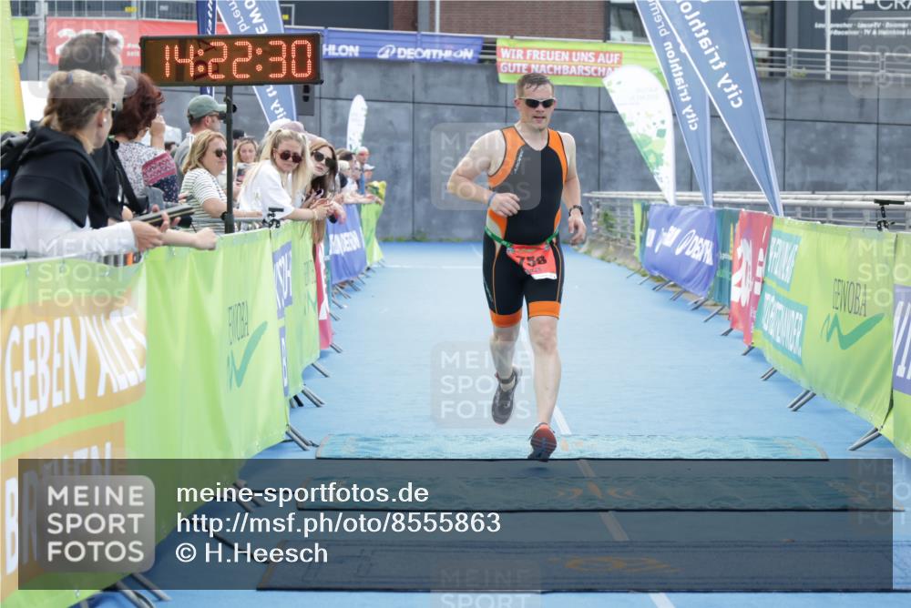 10.08.2025 - GEWOBA Citytriathlon Bremen H.Heesch http://msf.ph/oto/8555863 10.08.2025 14:22:34 Ziel 689, 758 meine-sportfotos.de