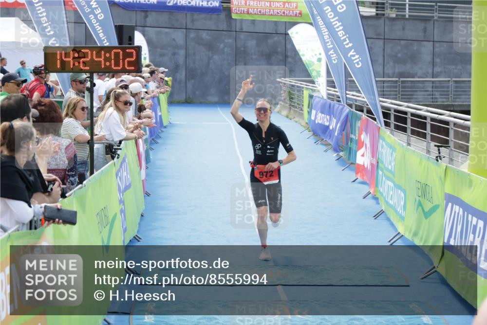 10.08.2025 - GEWOBA Citytriathlon Bremen H.Heesch http://msf.ph/oto/8555994 10.08.2025 14:24:05 Ziel 738, 972 meine-sportfotos.de