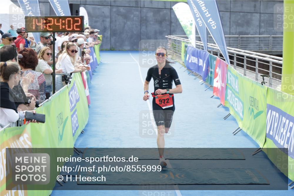 10.08.2025 - GEWOBA Citytriathlon Bremen H.Heesch http://msf.ph/oto/8555999 10.08.2025 14:24:06 Ziel 738, 972 meine-sportfotos.de