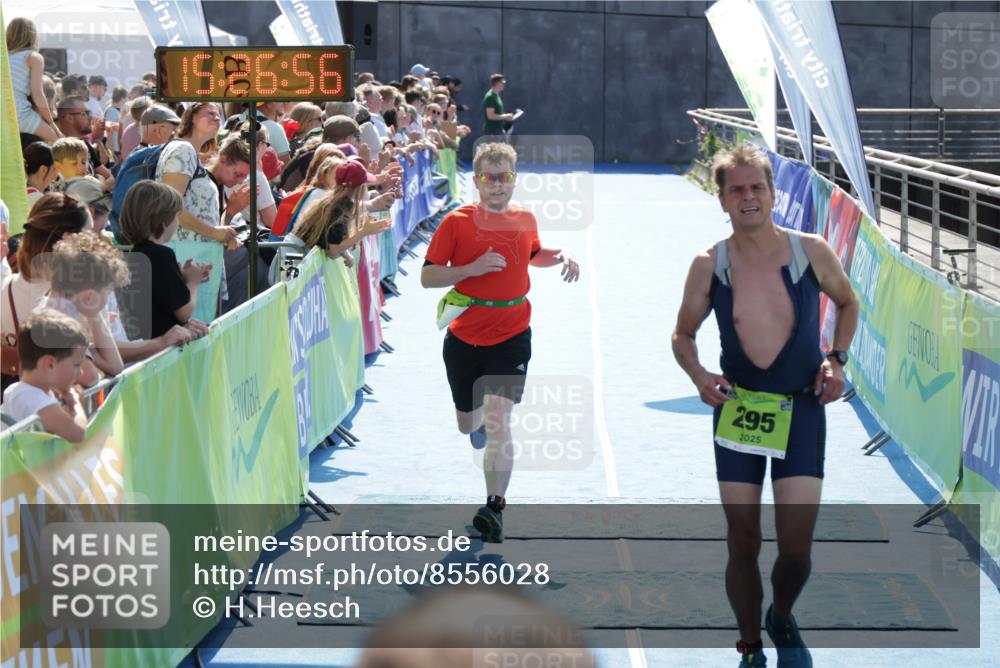 10.08.2025 - GEWOBA Citytriathlon Bremen H.Heesch http://msf.ph/oto/8556028 10.08.2025 15:27:00 Ziel 131, 295 meine-sportfotos.de