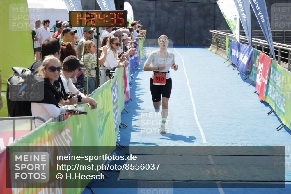 10.08.2025 - GEWOBA Citytriathlon Bremen H.Heesch http://msf.ph/oto/8556037 10.08.2025 14:24:39 Ziel 910 meine-sportfotos.de