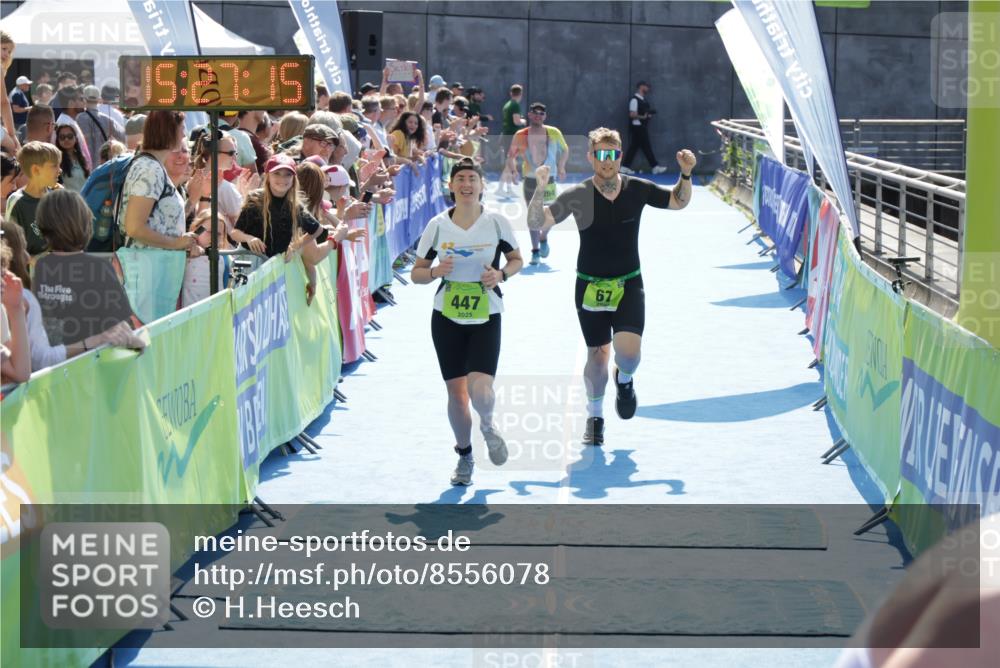 10.08.2025 - GEWOBA Citytriathlon Bremen H.Heesch http://msf.ph/oto/8556078 10.08.2025 15:27:19 Ziel 67, 103, 447 meine-sportfotos.de