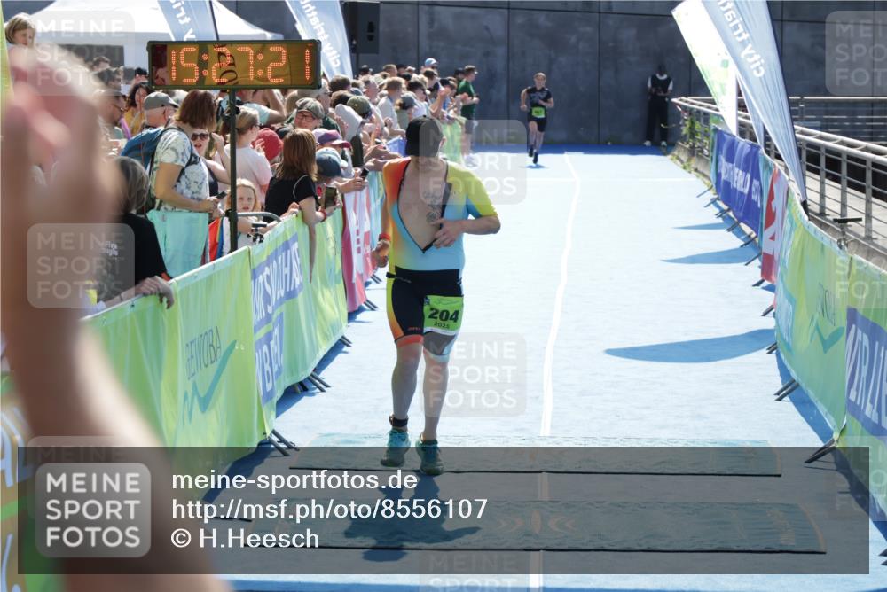 10.08.2025 - GEWOBA Citytriathlon Bremen H.Heesch http://msf.ph/oto/8556107 10.08.2025 15:27:25 Ziel 67, 204, 447 meine-sportfotos.de