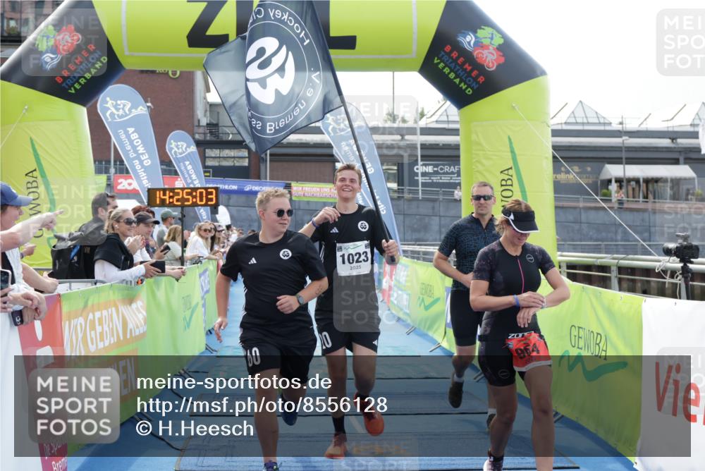10.08.2025 - GEWOBA Citytriathlon Bremen H.Heesch http://msf.ph/oto/8556128 10.08.2025 14:25:07 Ziel 894, 964, 1023 meine-sportfotos.de
