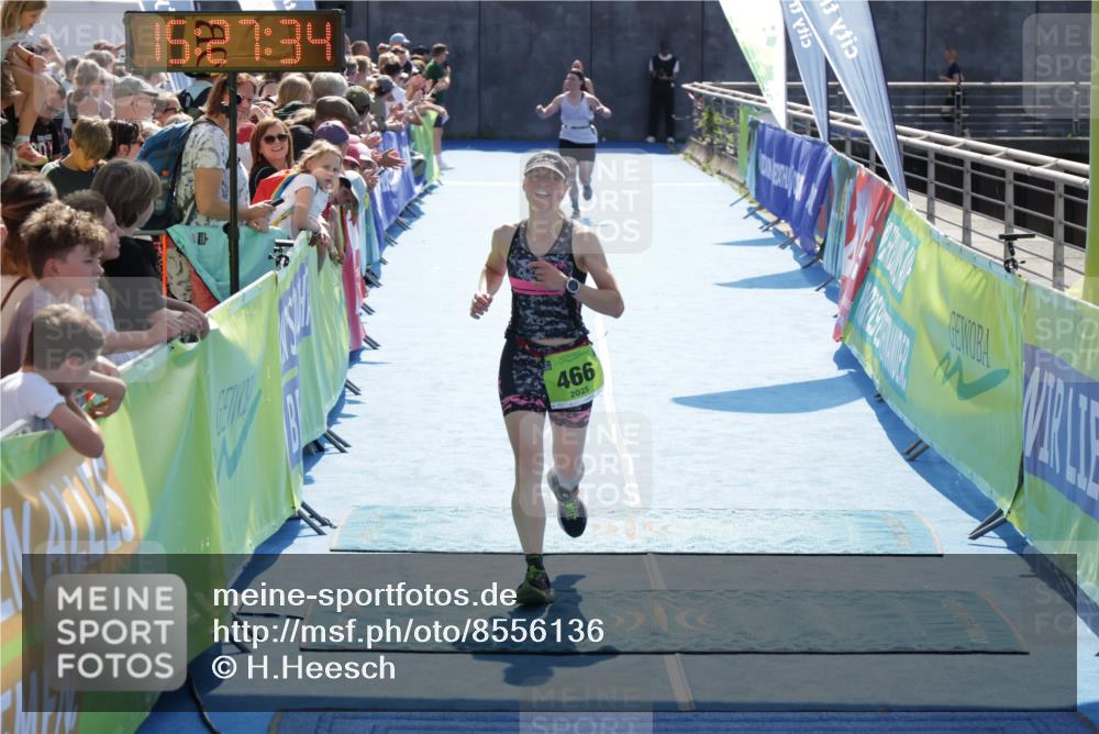 10.08.2025 - GEWOBA Citytriathlon Bremen H.Heesch http://msf.ph/oto/8556136 10.08.2025 15:27:38 Ziel 56, 466, 467 meine-sportfotos.de