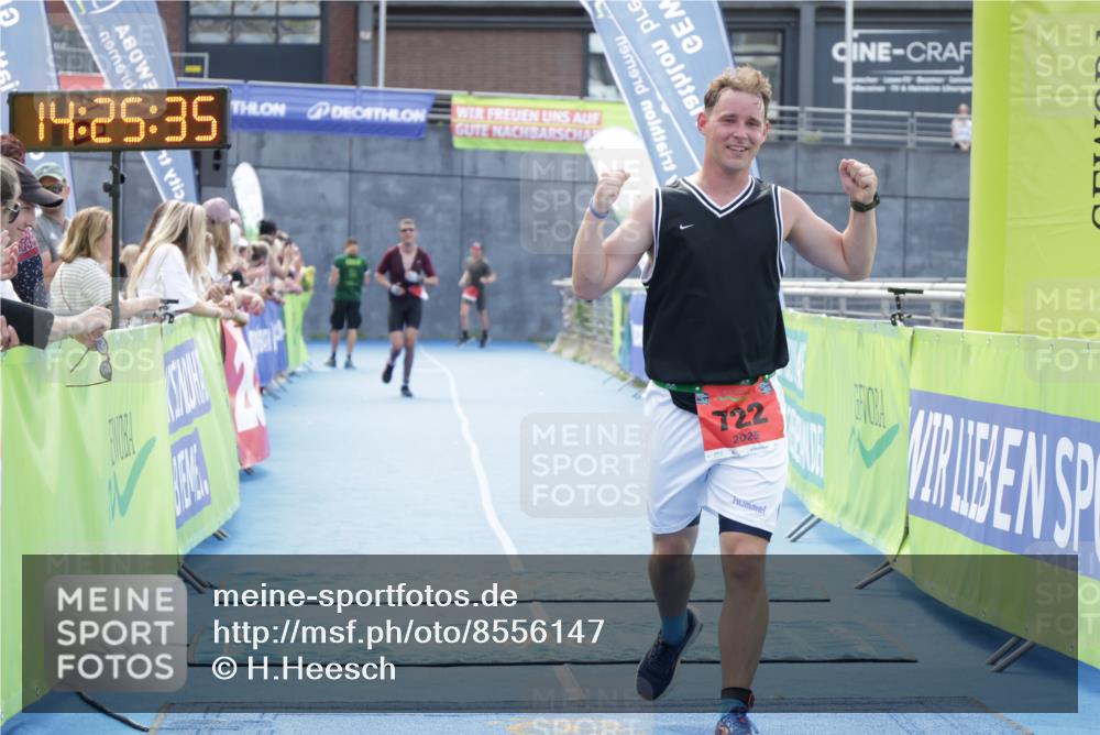 10.08.2025 - GEWOBA Citytriathlon Bremen H.Heesch http://msf.ph/oto/8556147 10.08.2025 14:25:38 Ziel 722 meine-sportfotos.de