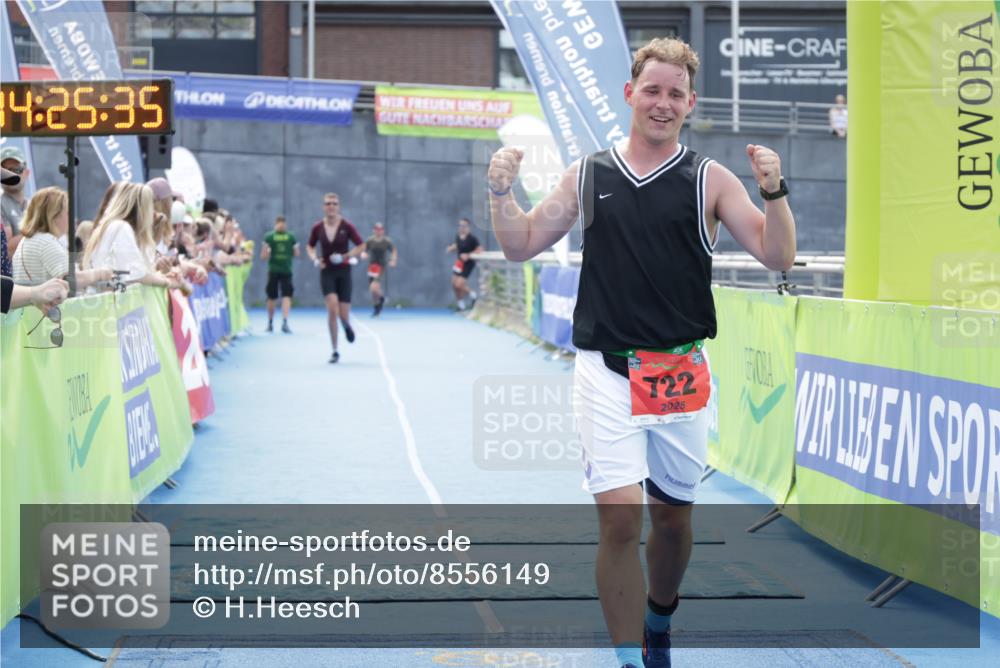 10.08.2025 - GEWOBA Citytriathlon Bremen H.Heesch http://msf.ph/oto/8556149 10.08.2025 14:25:39 Ziel 722, 795 meine-sportfotos.de