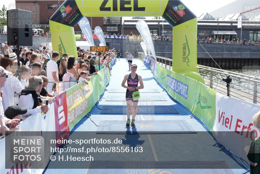 10.08.2025 - GEWOBA Citytriathlon Bremen H.Heesch http://msf.ph/oto/8556163 10.08.2025 15:27:41 Ziel 56, 466, 467 meine-sportfotos.de