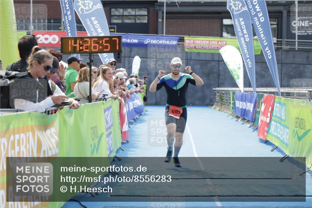 10.08.2025 - GEWOBA Citytriathlon Bremen H.Heesch http://msf.ph/oto/8556283 10.08.2025 14:27:01 Ziel 692 meine-sportfotos.de