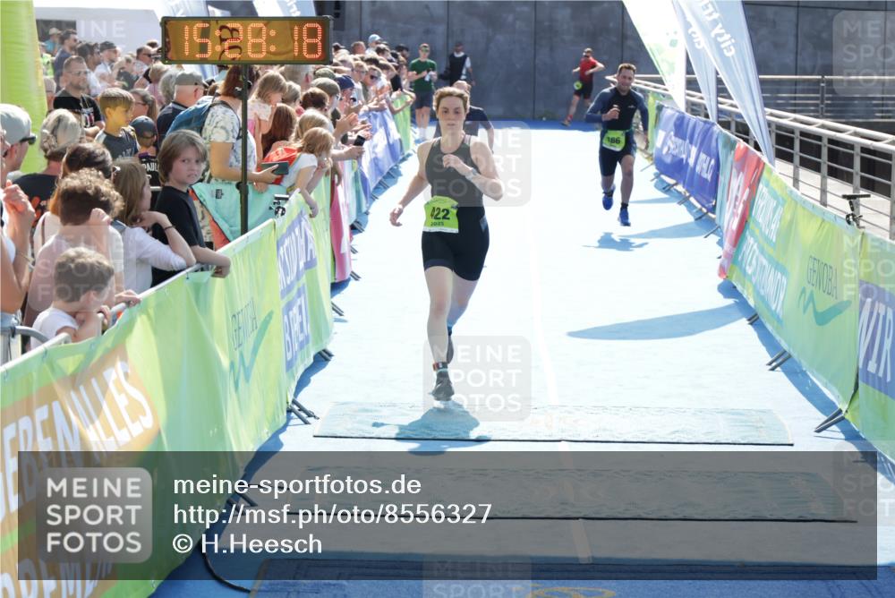 10.08.2025 - GEWOBA Citytriathlon Bremen H.Heesch http://msf.ph/oto/8556327 10.08.2025 15:28:22 Ziel 166, 418, 422 meine-sportfotos.de