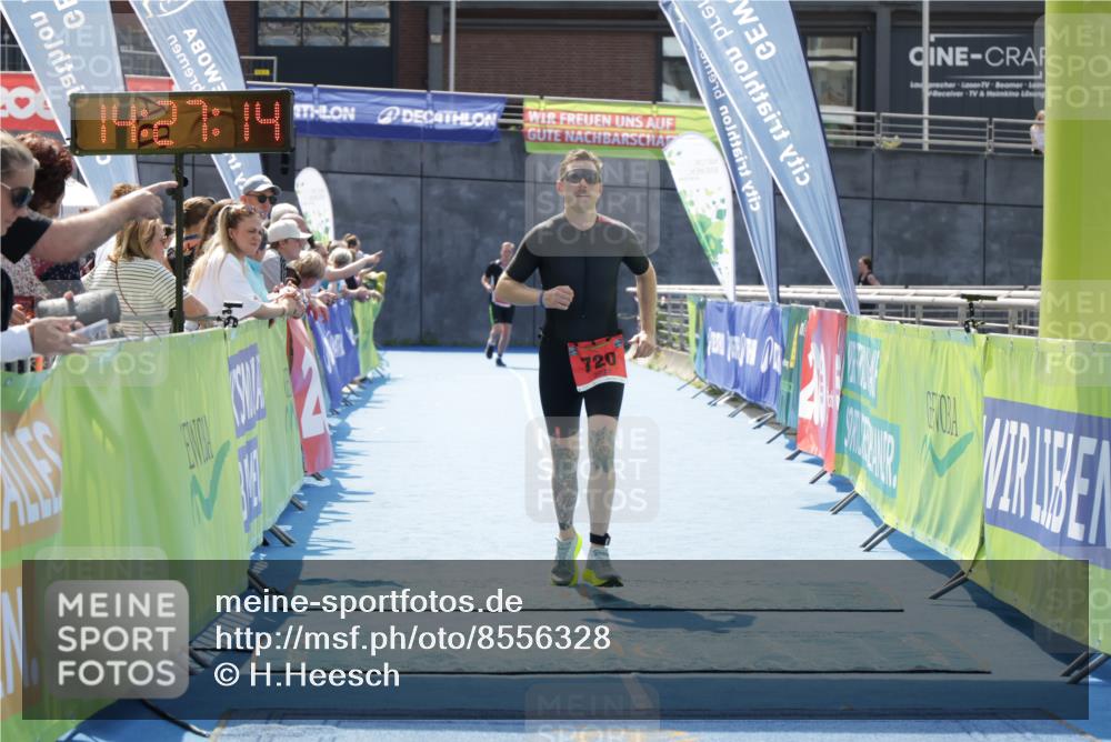 10.08.2025 - GEWOBA Citytriathlon Bremen H.Heesch http://msf.ph/oto/8556328 10.08.2025 14:27:18 Ziel 720, 902 meine-sportfotos.de