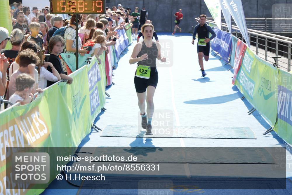 10.08.2025 - GEWOBA Citytriathlon Bremen H.Heesch http://msf.ph/oto/8556331 10.08.2025 15:28:23 Ziel 166, 418, 422 meine-sportfotos.de