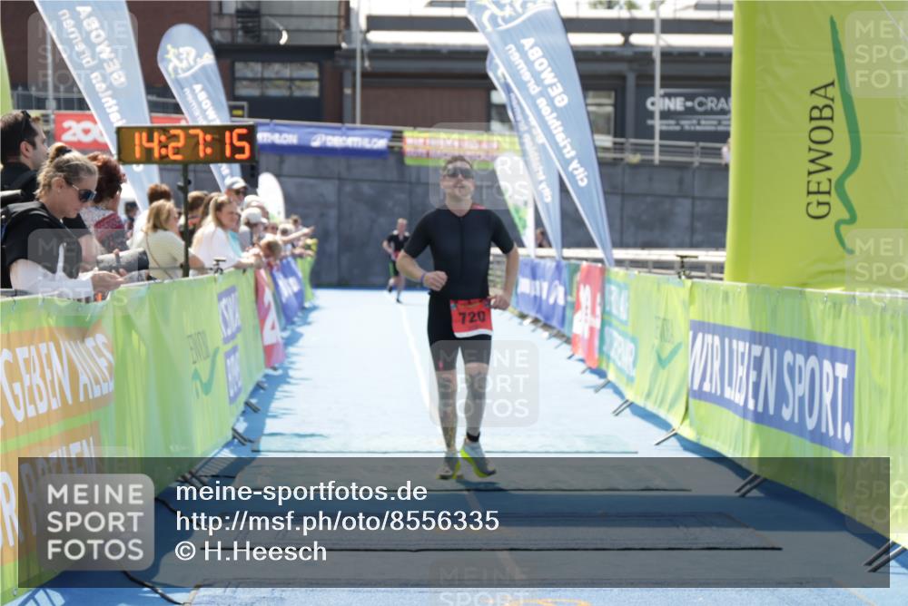10.08.2025 - GEWOBA Citytriathlon Bremen H.Heesch http://msf.ph/oto/8556335 10.08.2025 14:27:18 Ziel 720, 902 meine-sportfotos.de