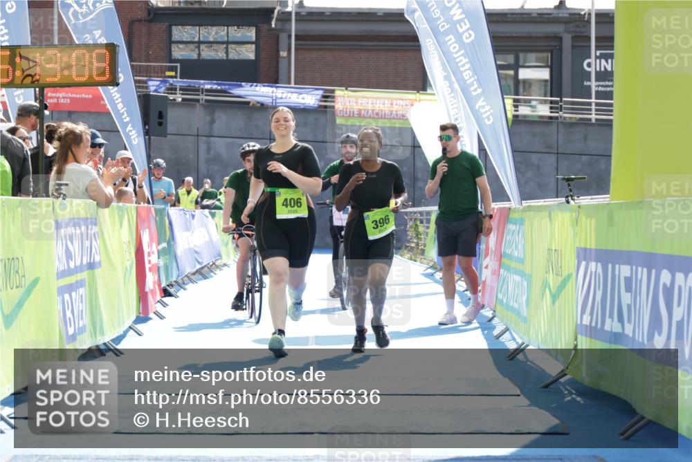 10.08.2025 - GEWOBA Citytriathlon Bremen H.Heesch http://msf.ph/oto/8556336 10.08.2025 16:13:11 Ziel 396, 406 meine-sportfotos.de