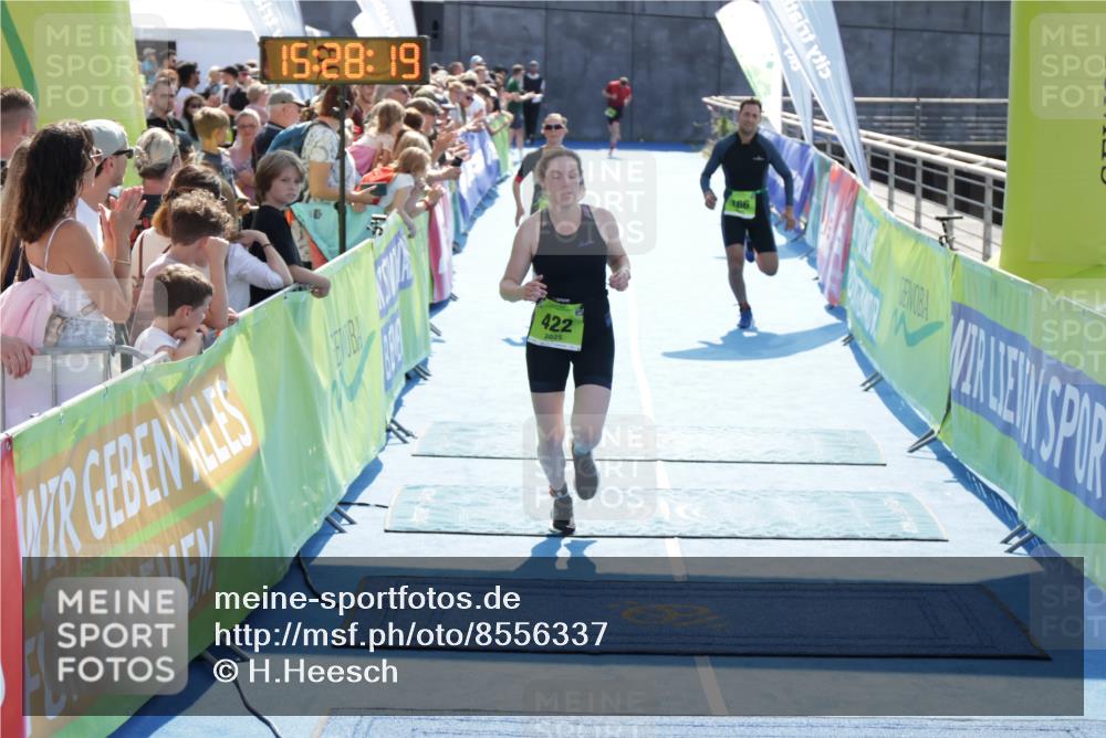 10.08.2025 - GEWOBA Citytriathlon Bremen H.Heesch http://msf.ph/oto/8556337 10.08.2025 15:28:23 Ziel 166, 418, 422 meine-sportfotos.de