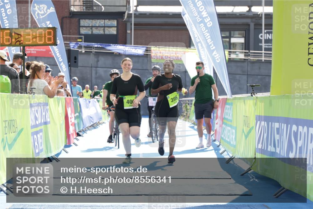 10.08.2025 - GEWOBA Citytriathlon Bremen H.Heesch http://msf.ph/oto/8556341 10.08.2025 16:13:11 Ziel 396, 406 meine-sportfotos.de