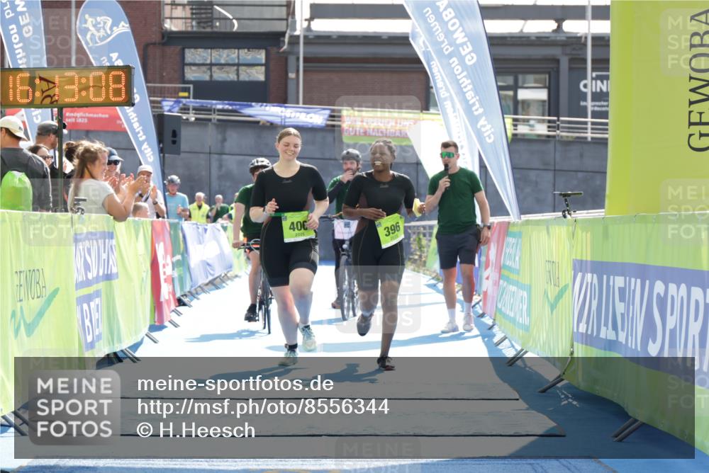 10.08.2025 - GEWOBA Citytriathlon Bremen H.Heesch http://msf.ph/oto/8556344 10.08.2025 16:13:11 Ziel 396, 406 meine-sportfotos.de
