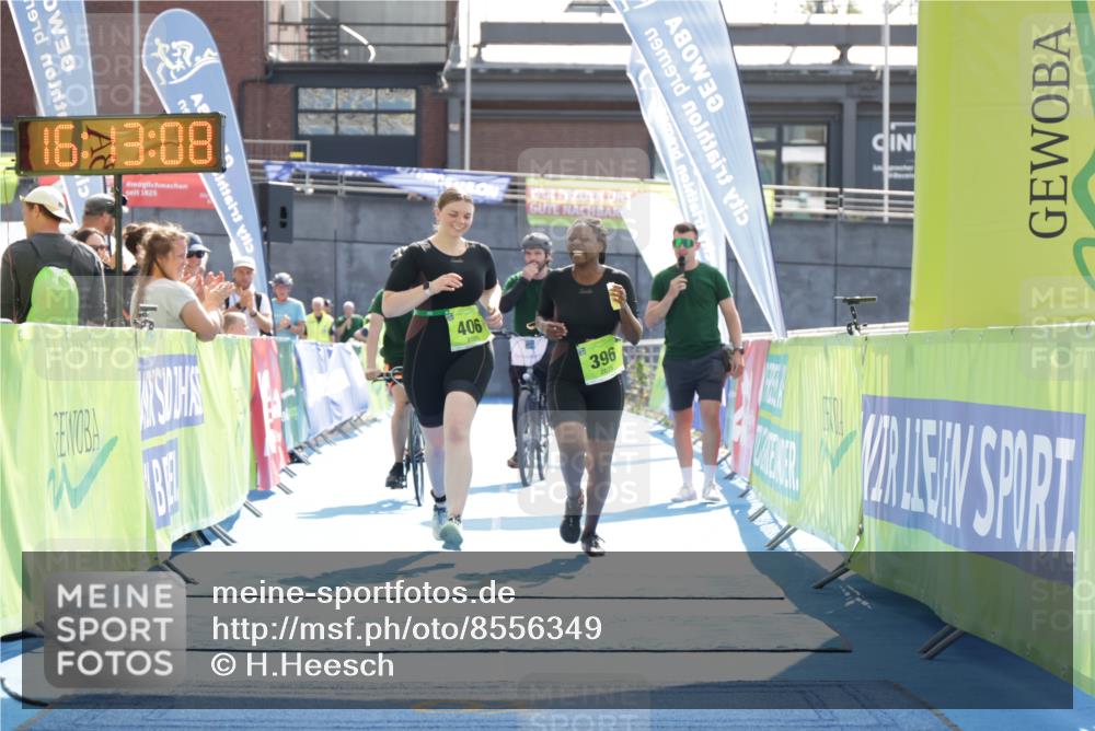 10.08.2025 - GEWOBA Citytriathlon Bremen H.Heesch http://msf.ph/oto/8556349 10.08.2025 16:13:12 Ziel 396, 406 meine-sportfotos.de