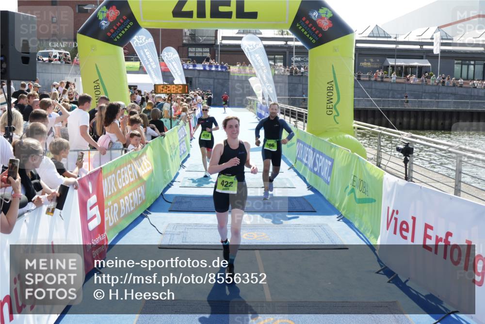 10.08.2025 - GEWOBA Citytriathlon Bremen H.Heesch http://msf.ph/oto/8556352 10.08.2025 15:28:25 Ziel 166, 418, 422 meine-sportfotos.de