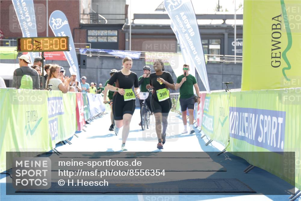 10.08.2025 - GEWOBA Citytriathlon Bremen H.Heesch http://msf.ph/oto/8556354 10.08.2025 16:13:12 Ziel 396, 406 meine-sportfotos.de