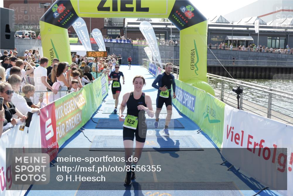 10.08.2025 - GEWOBA Citytriathlon Bremen H.Heesch http://msf.ph/oto/8556355 10.08.2025 15:28:25 Ziel 166, 418, 422 meine-sportfotos.de