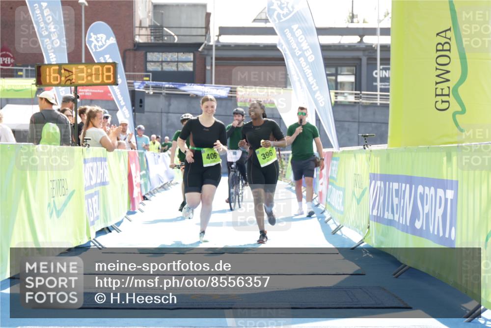 10.08.2025 - GEWOBA Citytriathlon Bremen H.Heesch http://msf.ph/oto/8556357 10.08.2025 16:13:12 Ziel 396, 406 meine-sportfotos.de