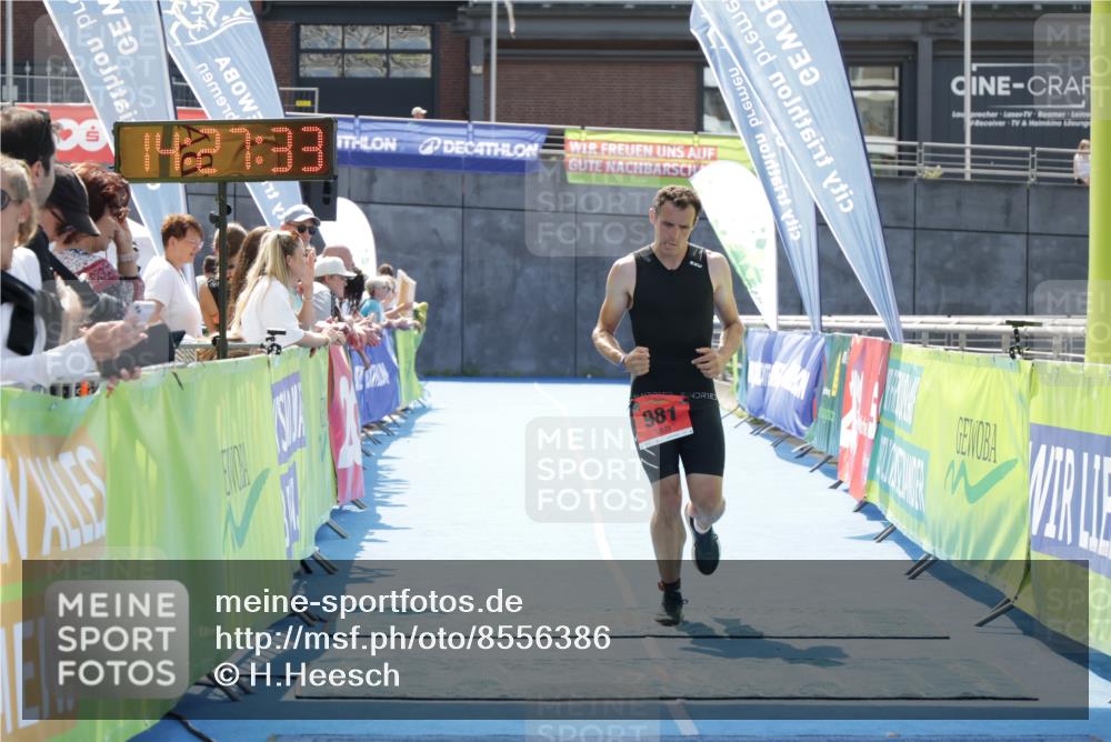 10.08.2025 - GEWOBA Citytriathlon Bremen H.Heesch http://msf.ph/oto/8556386 10.08.2025 14:27:37 Ziel 939, 981 meine-sportfotos.de
