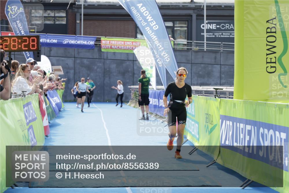 10.08.2025 - GEWOBA Citytriathlon Bremen H.Heesch http://msf.ph/oto/8556389 10.08.2025 14:28:32 Ziel 978 meine-sportfotos.de