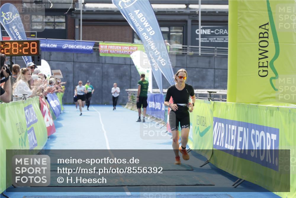 10.08.2025 - GEWOBA Citytriathlon Bremen H.Heesch http://msf.ph/oto/8556392 10.08.2025 14:28:32 Ziel 978 meine-sportfotos.de
