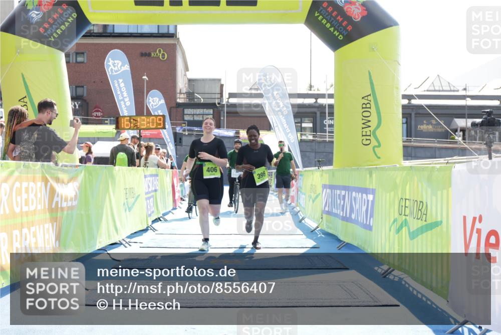 10.08.2025 - GEWOBA Citytriathlon Bremen H.Heesch http://msf.ph/oto/8556407 10.08.2025 16:13:13 Ziel 396, 406 meine-sportfotos.de