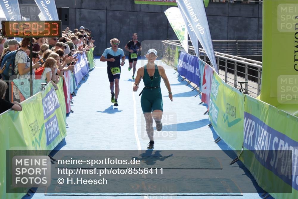 10.08.2025 - GEWOBA Citytriathlon Bremen H.Heesch http://msf.ph/oto/8556411 10.08.2025 15:28:37 Ziel 142, 267, 532 meine-sportfotos.de