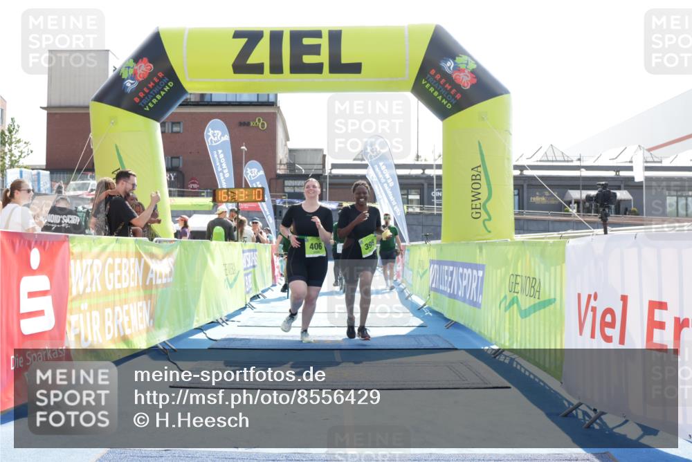 10.08.2025 - GEWOBA Citytriathlon Bremen H.Heesch http://msf.ph/oto/8556429 10.08.2025 16:13:13 Ziel 396, 406 meine-sportfotos.de