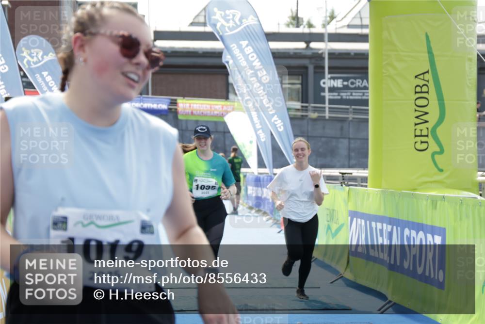10.08.2025 - GEWOBA Citytriathlon Bremen H.Heesch http://msf.ph/oto/8556433 10.08.2025 14:28:41 Ziel 1019 meine-sportfotos.de