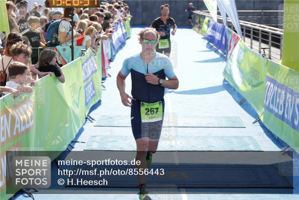10.08.2025 - GEWOBA Citytriathlon Bremen H.Heesch http://msf.ph/oto/8556443 10.08.2025 15:28:41 Ziel 202, 267, 532 meine-sportfotos.de