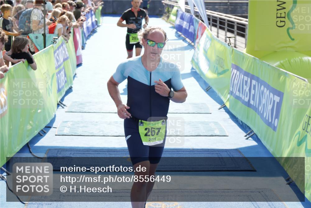 10.08.2025 - GEWOBA Citytriathlon Bremen H.Heesch http://msf.ph/oto/8556449 10.08.2025 15:28:42 Ziel 202, 267, 288, 532 meine-sportfotos.de